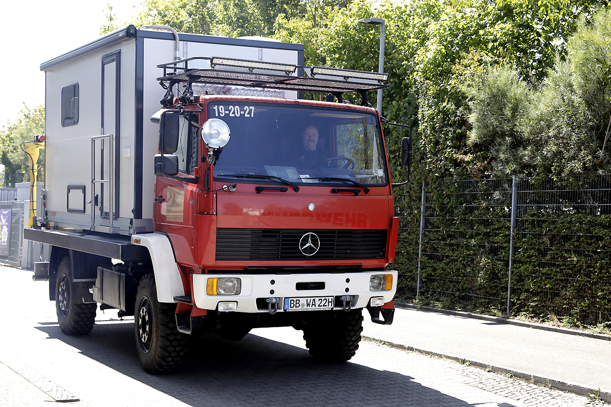 Andreas Winter in seinem individuell ausgebauten Mercedes-Wohnmobil vor der Werkstatt in Ehningen.