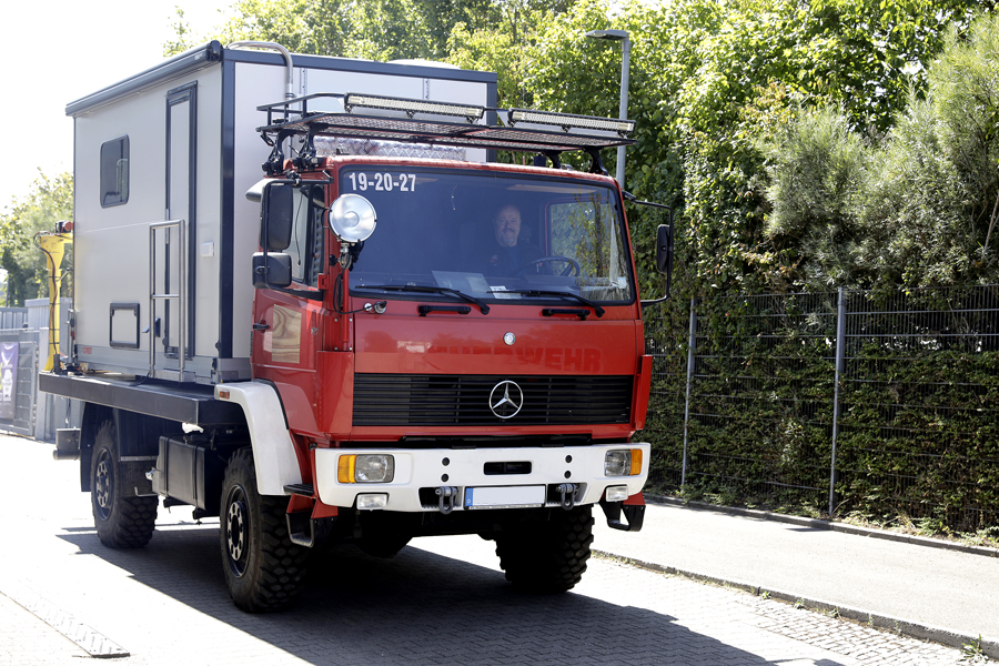 Individuell ausgebautes Mercedes-Wohnmobil von Andreas Winter vor der Werkstatt in Ehningen.