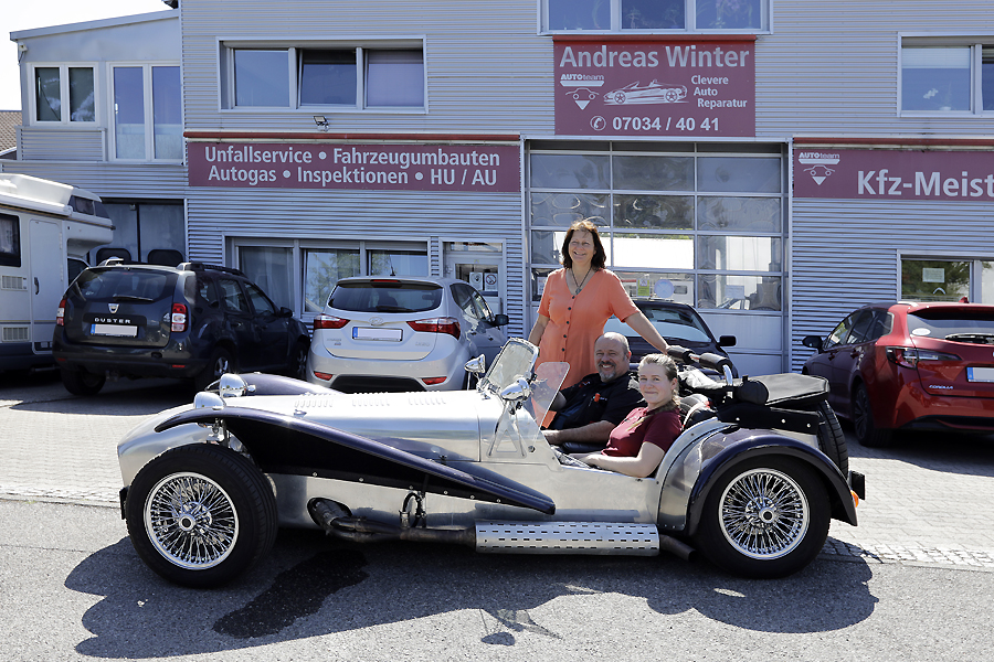 Andreas Winter fährt einen Caterham Super Seven vor der Kfz-Werkstatt Winter in Ehningen.